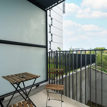 Nowoczesny Dla 2 Doroslych I 2 Dzieci Parking By Renters * Poznan